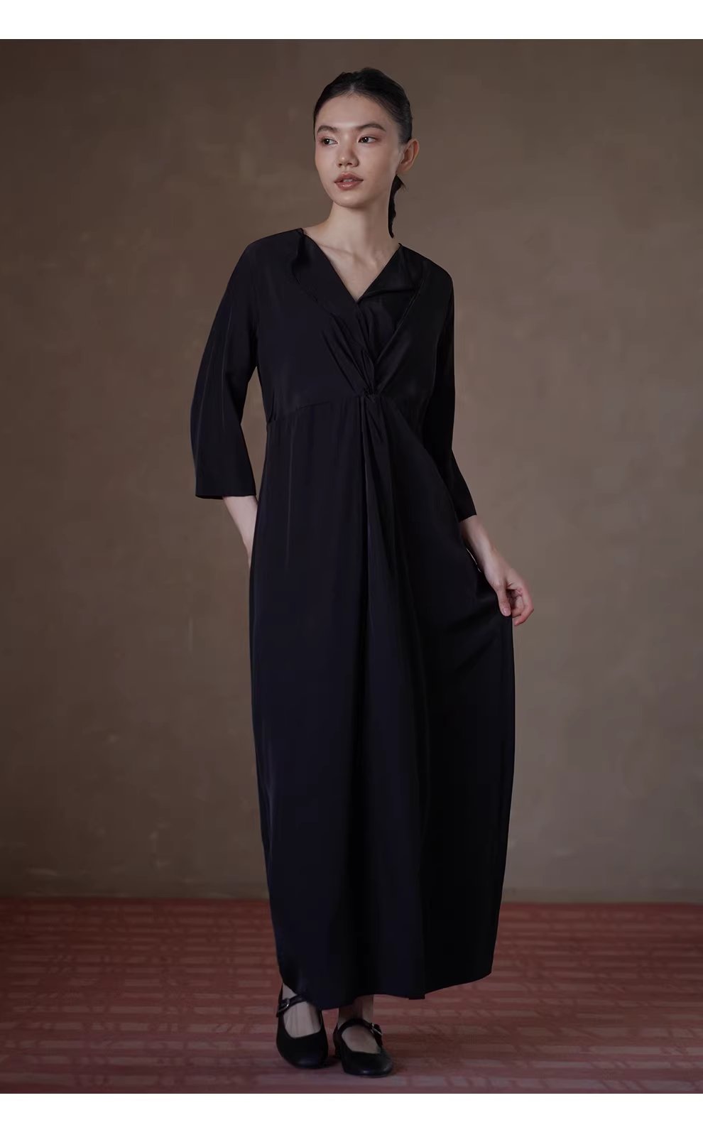 垂軟靈動藝術氛圍顯瘦遮肉扭結收腰V領長通勤洋裝女,垂軟靈動藝術氛圍顯瘦遮肉扭結收腰V領長通勤洋裝女,HBFS7040,垂軟靈動藝術氛圍顯瘦遮肉扭結收腰V領長通勤洋裝女,啞光高級,腰部褶皺