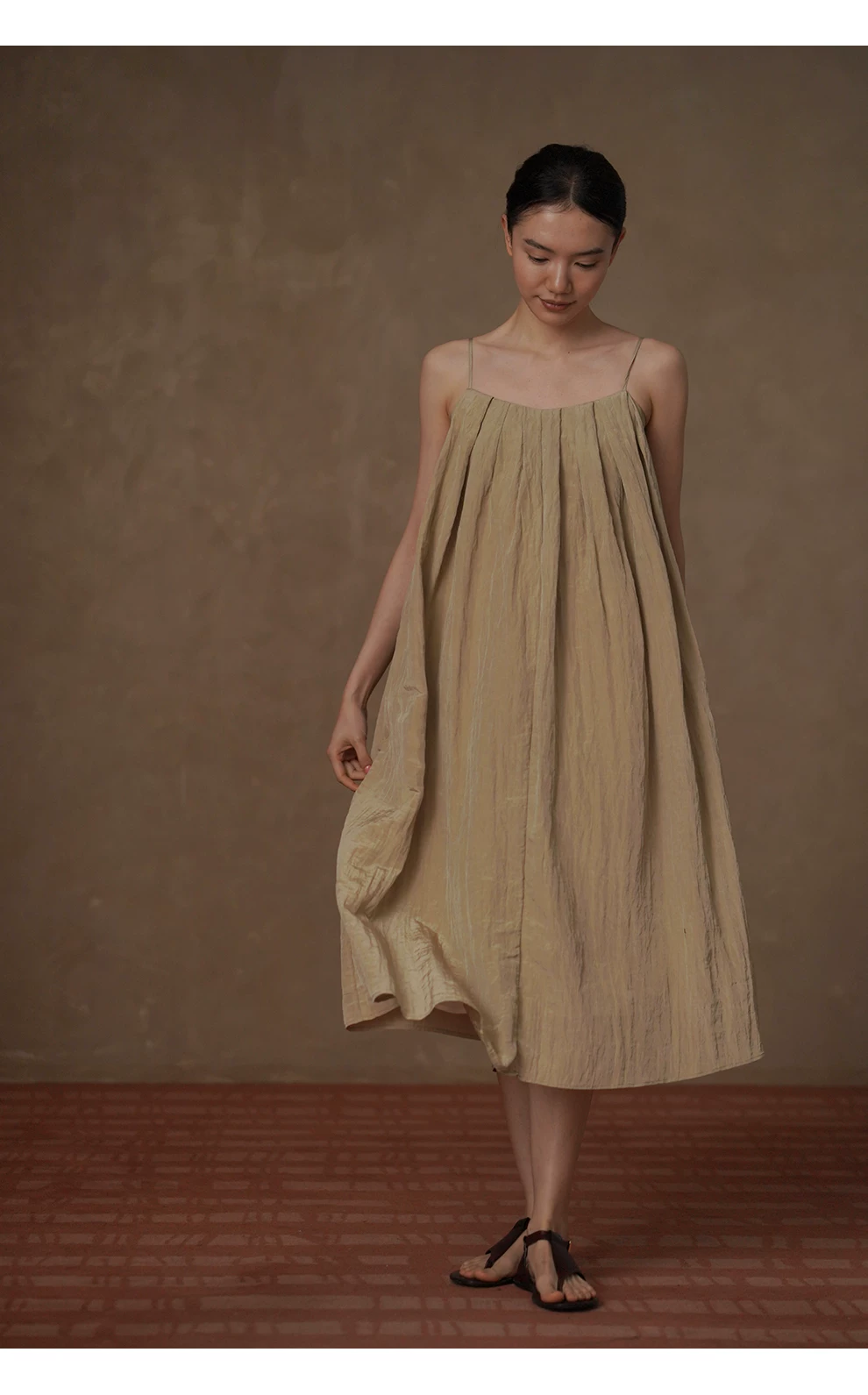 枯葉蝴蝶高訂壓皺工藝肌理感寬鬆A字顯瘦飄逸吊帶洋裝,枯葉蝴蝶高訂壓皺工藝肌理感寬鬆A字顯瘦飄逸吊帶洋裝,HBFS7046,枯葉蝴蝶高訂壓皺工藝肌理感寬鬆A字顯瘦飄逸吊帶洋裝,壓皺紋理,調節肩帶