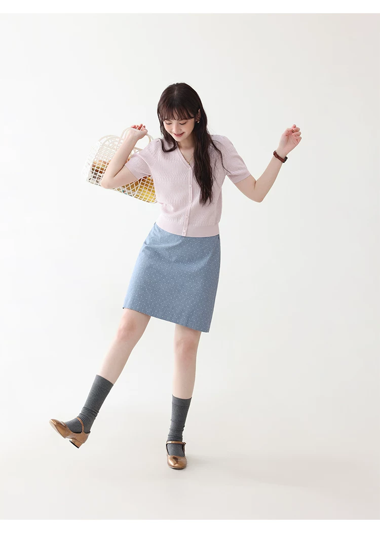 甜美純色v領單排扣針織衫女26夏季新款慵懶溫柔上衣,甜美純色v領單排扣針織衫女26夏季新款慵懶溫柔上衣,HBFS1113,甜美純色v領單排扣針織衫女26夏季新款慵懶溫柔上衣,V領排扣,薄款針織