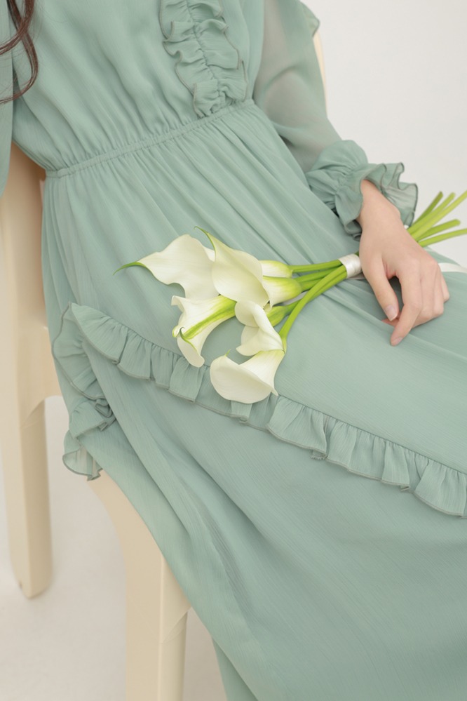 法式重工荷葉邊綠色洋裝女春裝V領收腰顯瘦中長裙連身裙