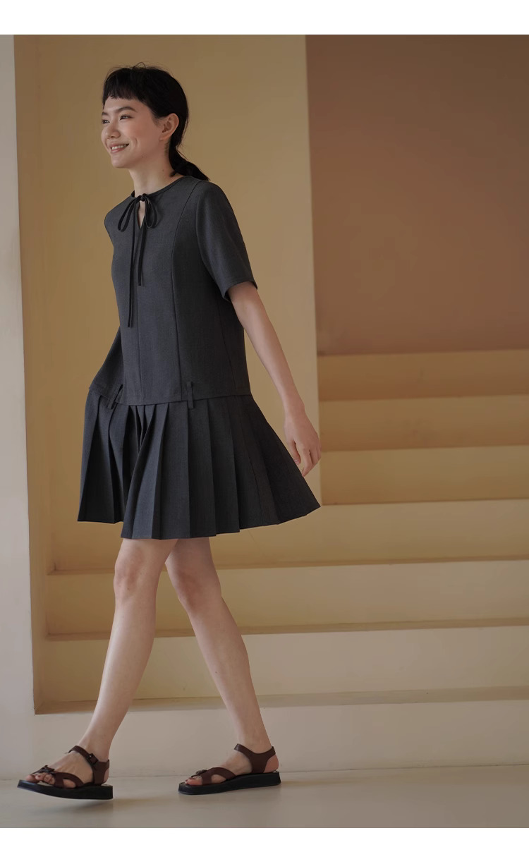 時髦優等生洋裝低腰拼接百褶裙擺寬鬆繫帶領顯瘦裙子,時髦優等生洋裝低腰拼接百褶裙擺寬鬆繫帶領顯瘦裙子,HBES7043,時髦優等生洋裝低腰拼接百褶裙擺寬鬆繫帶領顯瘦裙子,領口繫繩,百褶拼接