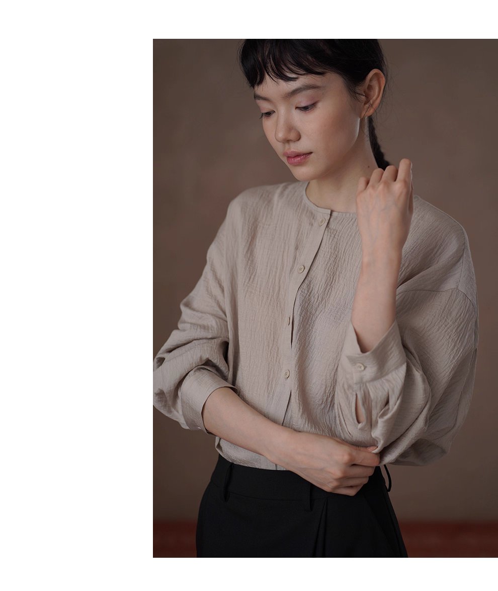 白櫻裊裊微亮光澤肌理感寬鬆顯瘦圓領通勤簡約長袖襯衫