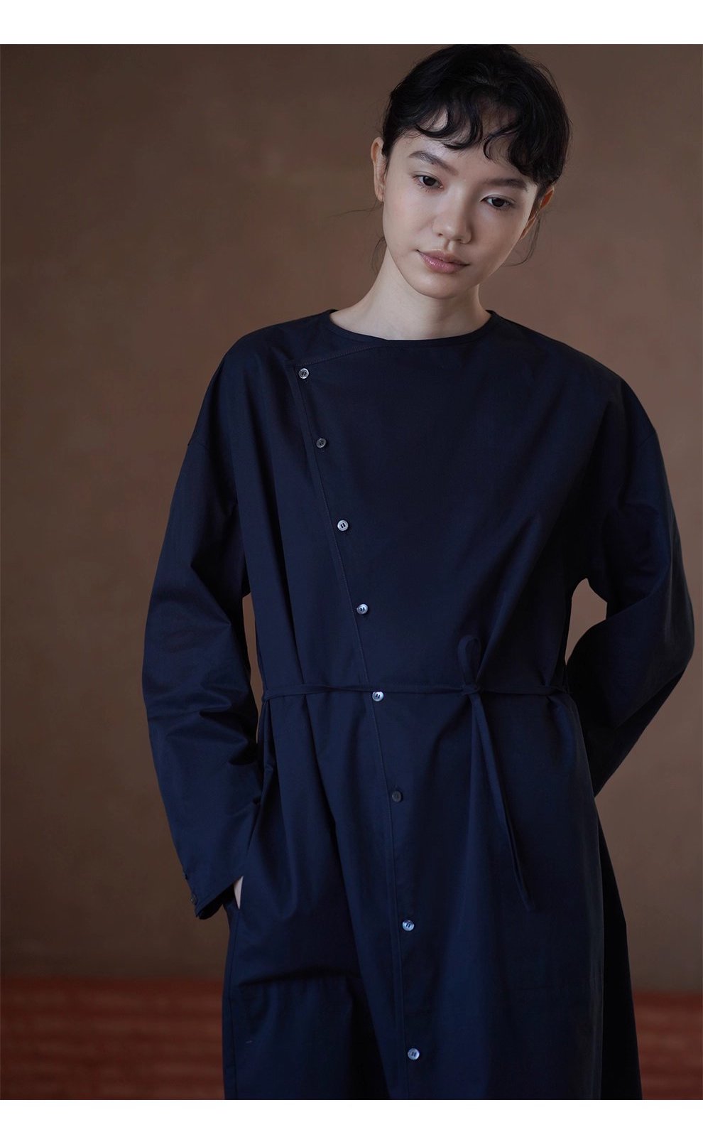 不對稱美學斜門襟洋裝挺括100%棉長遮肉顯瘦裙女