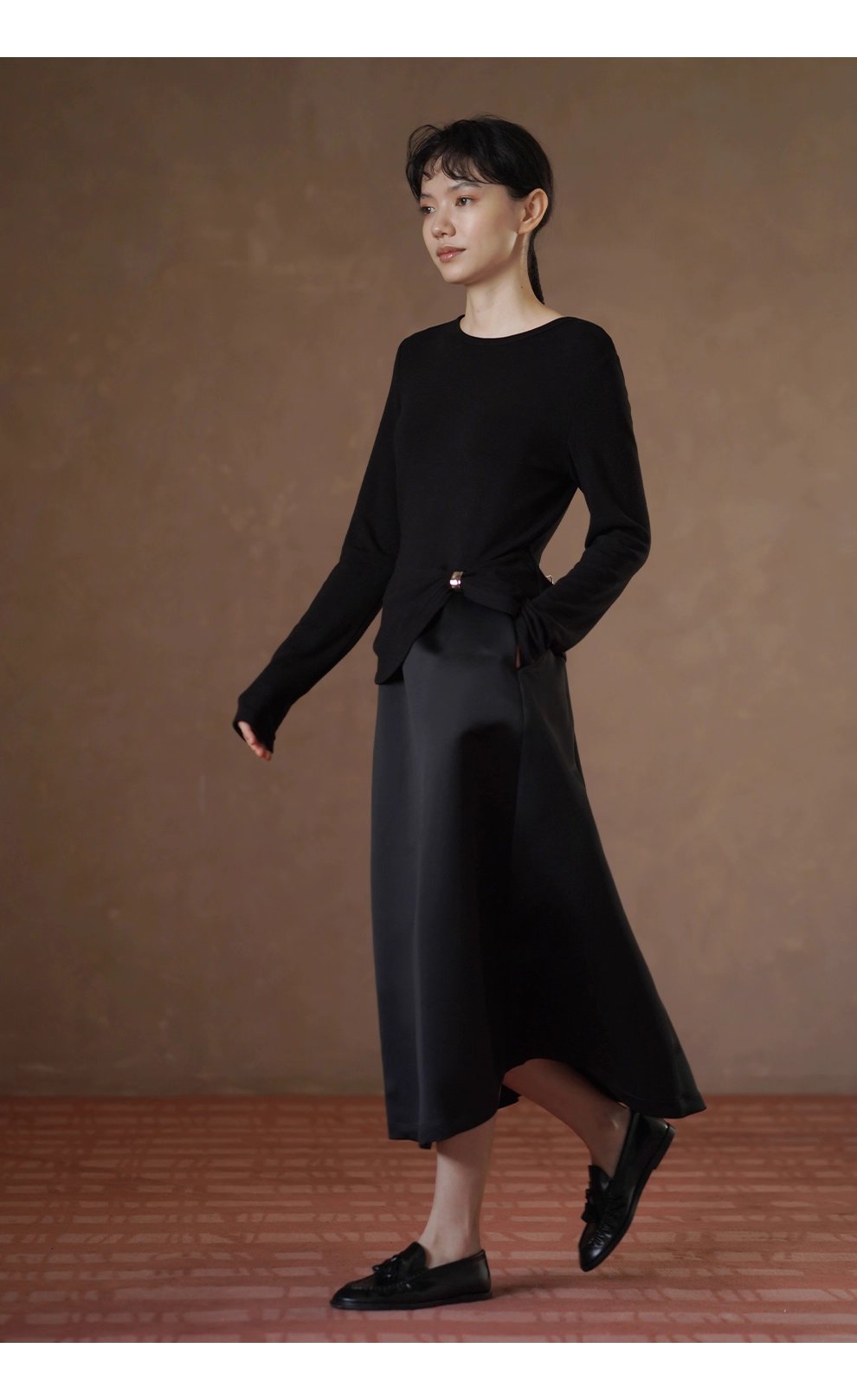 先鋒極簡感金屬扣蝴蝶結下擺圓領彈性基礎長袖內搭T恤女