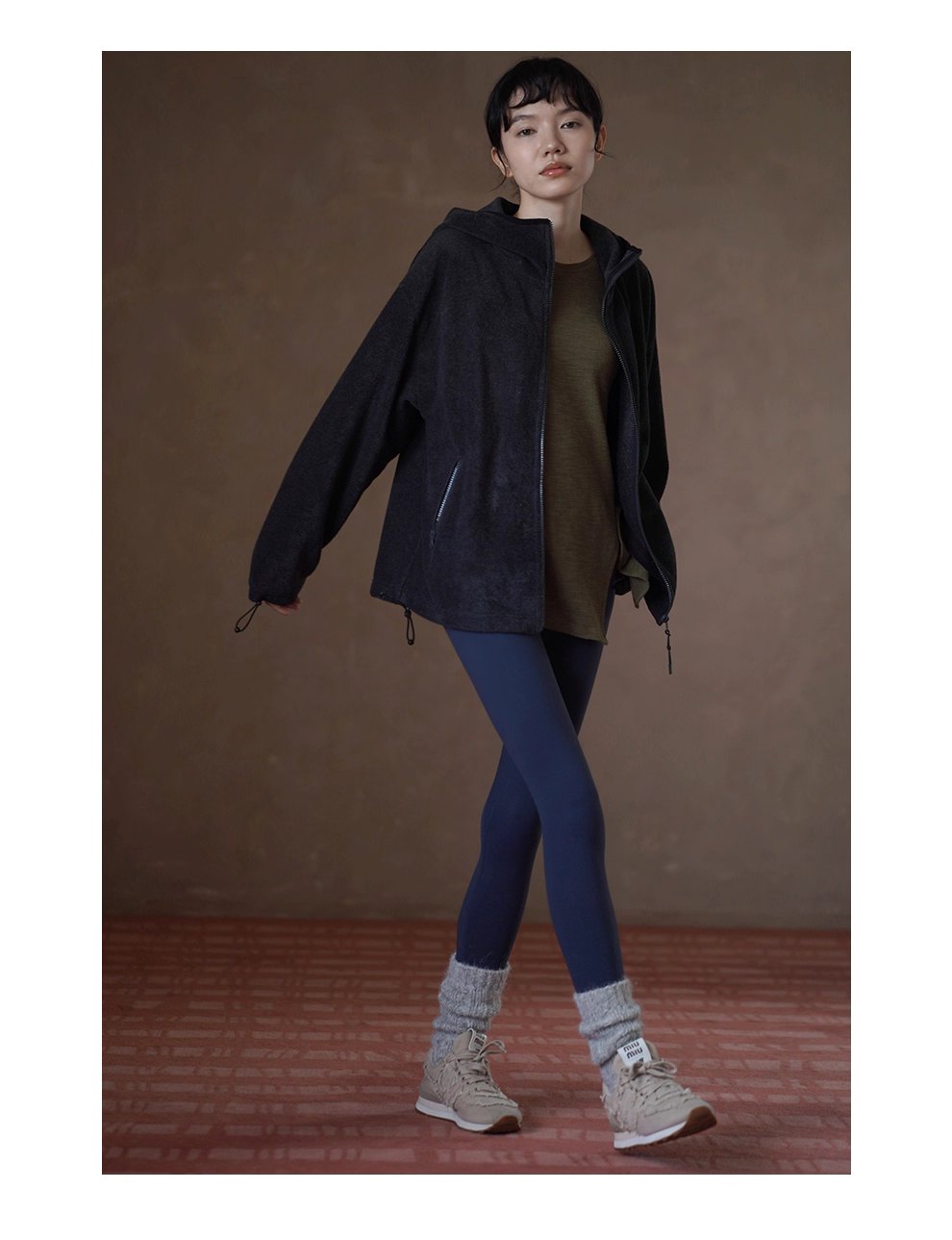 飄蕩蘆葦寬鬆上衣落肩顯瘦肌理圓領下擺開叉長袖內搭T恤