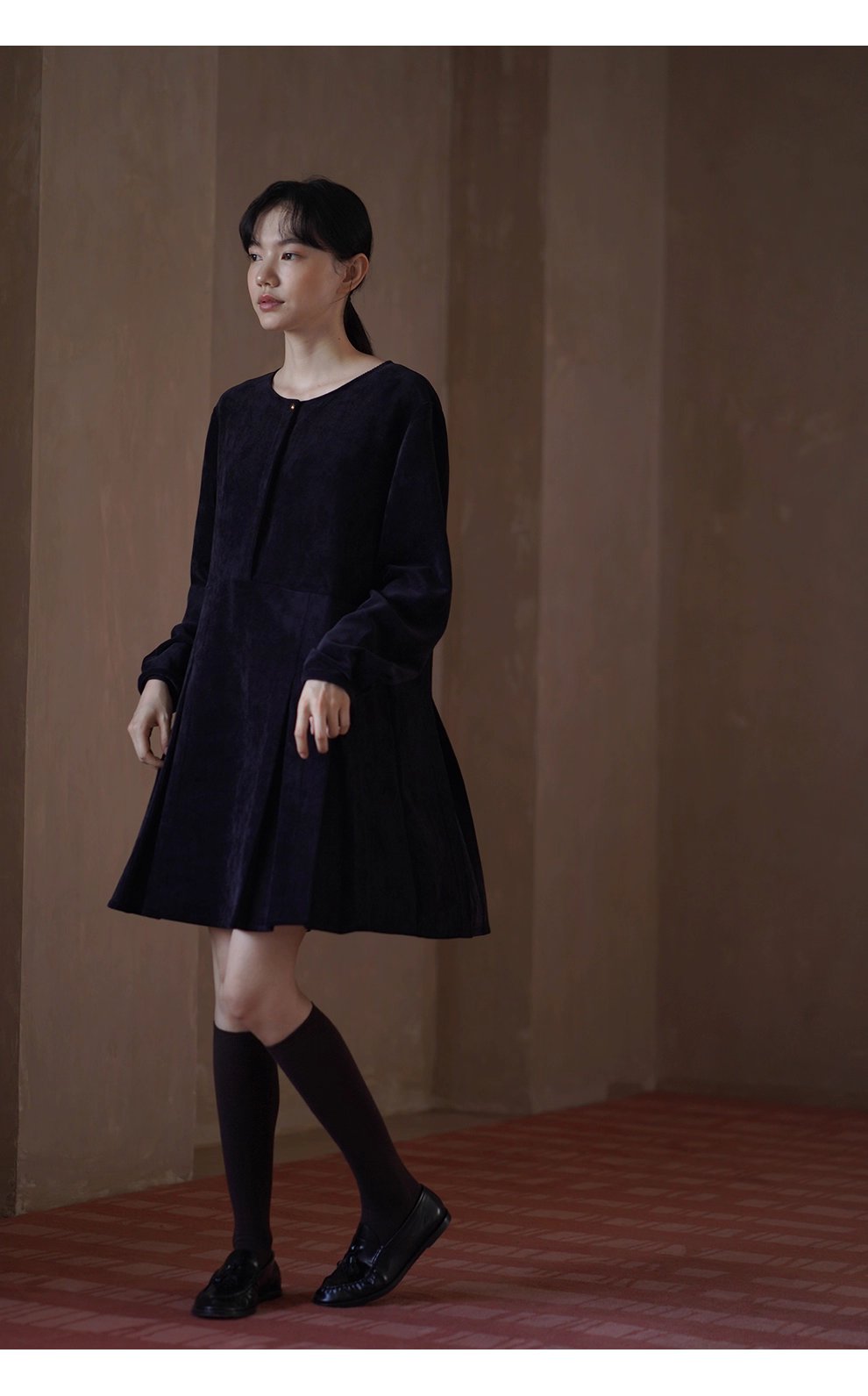 復古暖調絨面細密豎條燈芯絨寬鬆微A版型金扣顯瘦洋裝