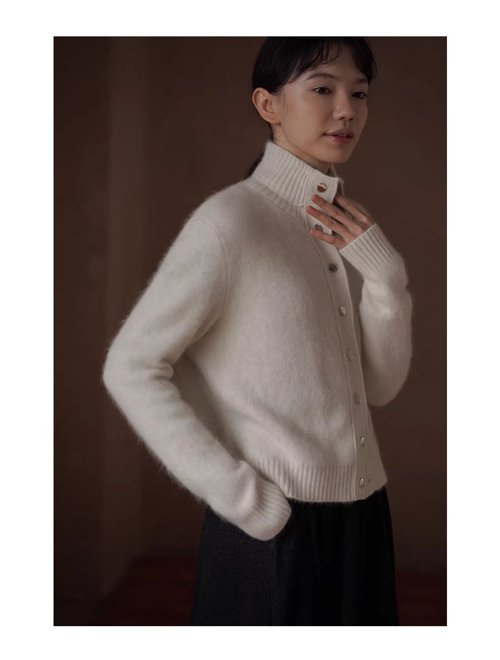 擁抱溫暖舒適輕盈蓬拉絨綿羊毛混紡立領保暖毛衣開襟衫女,擁抱溫暖舒適輕盈蓬拉絨綿羊毛混紡立領保暖毛衣開襟衫女,HBEW5110,擁抱溫暖舒適輕盈蓬拉絨綿羊毛混紡立領保暖毛衣開襟衫女,立領排扣,羊毛混紡