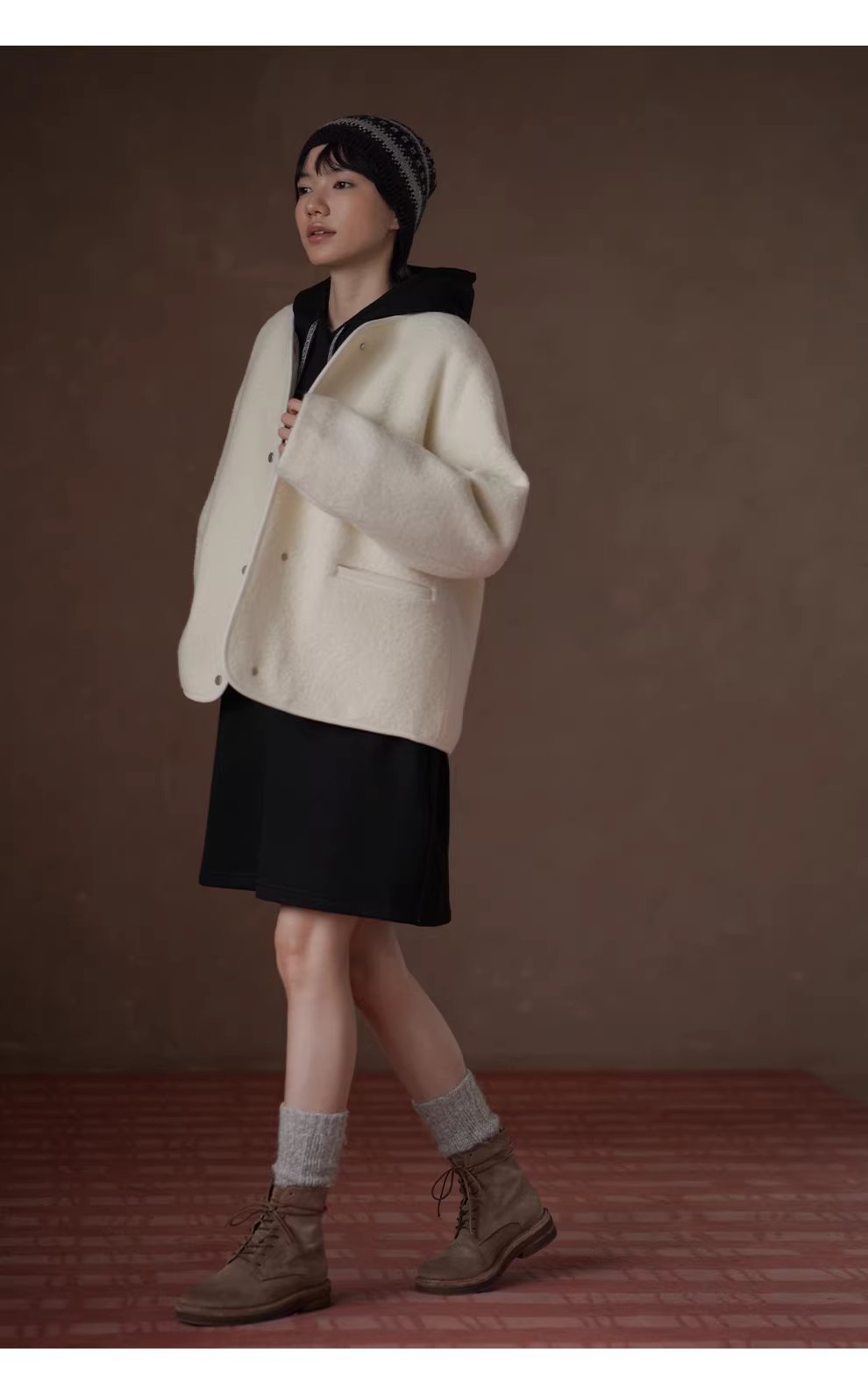 雪霜奶皮子100綿羊毛寬鬆V領保暖絎棉加厚羊羔毛外套女,雪霜奶皮子100綿羊毛寬鬆V領保暖絎棉加厚羊羔毛外套女,HBEW5113,雪霜奶皮子100綿羊毛寬鬆V領保暖絎棉加厚羊羔毛外套女,俐落剪裁,羊毛100%