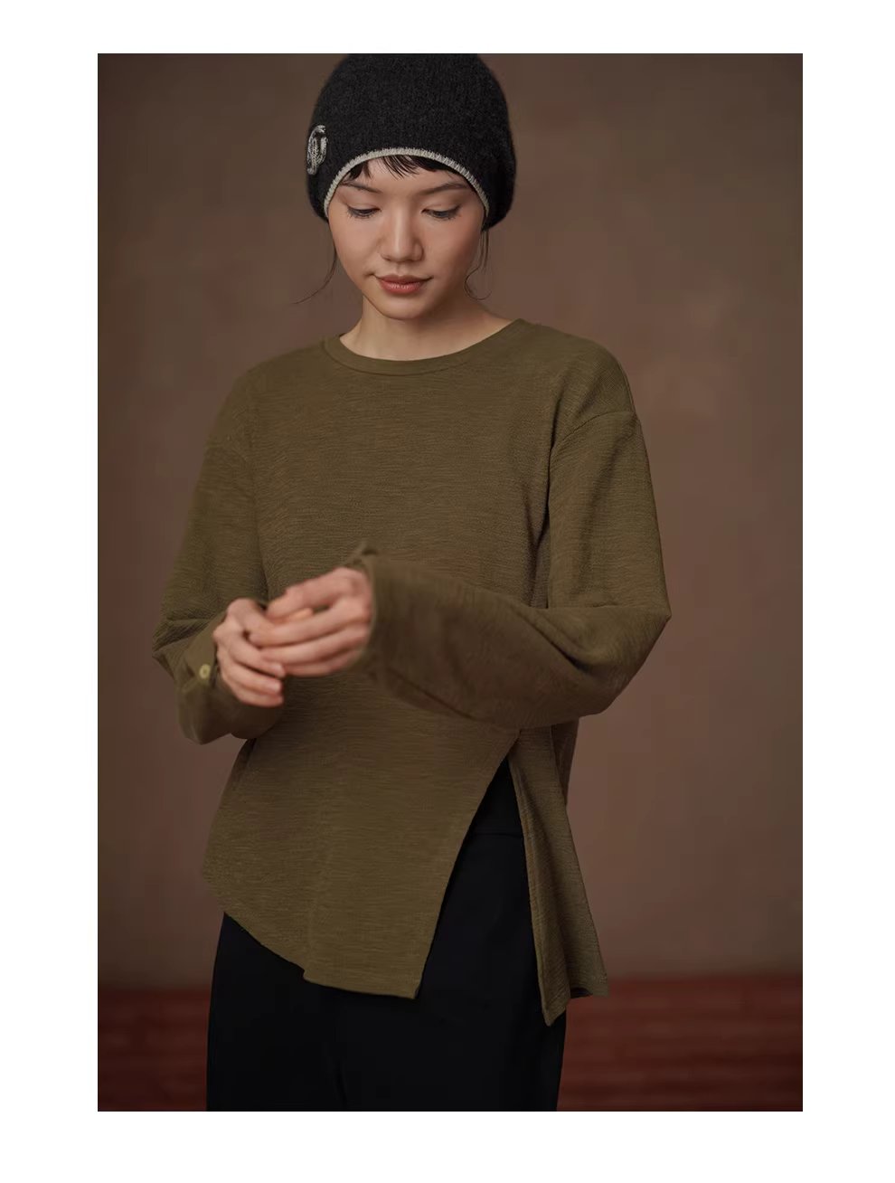 飄蕩蘆葦寬鬆上衣落肩顯瘦肌理圓領下擺開叉長袖內搭T恤,飄蕩蘆葦寬鬆上衣落肩顯瘦肌理圓領下擺開叉長袖內搭T恤,HBEW1180,飄蕩蘆葦寬鬆上衣落肩顯瘦肌理圓領下擺開叉長袖內搭T恤,開衩造型,肌理感面料