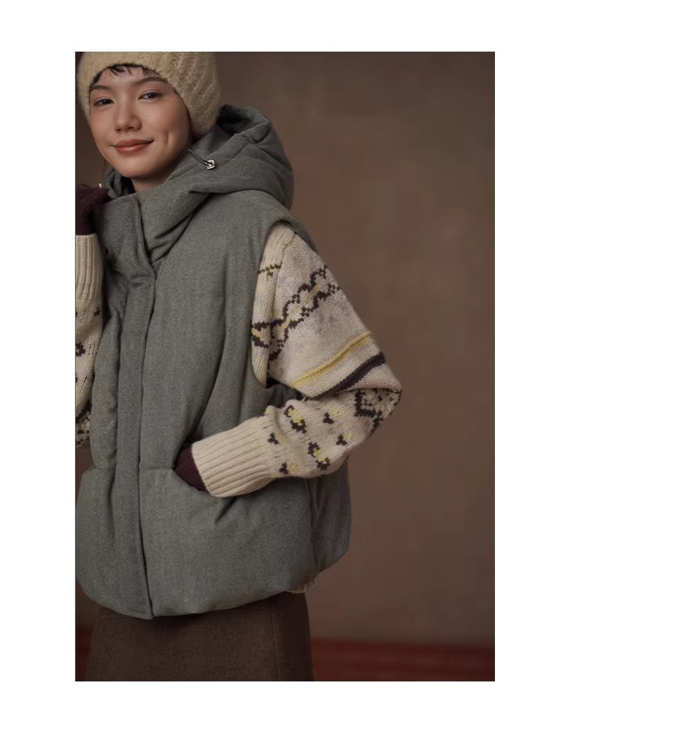 簡約常青馬甲柔軟仿毛呢質感連帽寬鬆棉服疊穿休閒外套,簡約常青馬甲柔軟仿毛呢質感連帽寬鬆棉服疊穿休閒外套,HBEW5121,簡約常青馬甲柔軟仿毛呢質感連帽寬鬆棉服疊穿休閒外套,連帽背心,保暖舒適