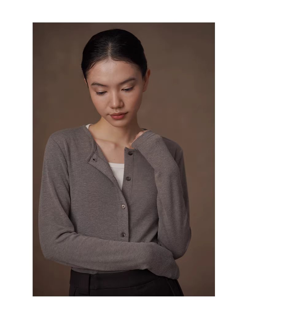 全能內搭合身彈性圓領開門襟顯瘦修身通勤長袖親膚上衣,全能內搭合身彈性圓領開門襟顯瘦修身通勤長袖親膚上衣,HBFS1012,全能內搭合身彈性圓領開門襟顯瘦修身通勤長袖親膚上衣,圓領排扣,長度適中