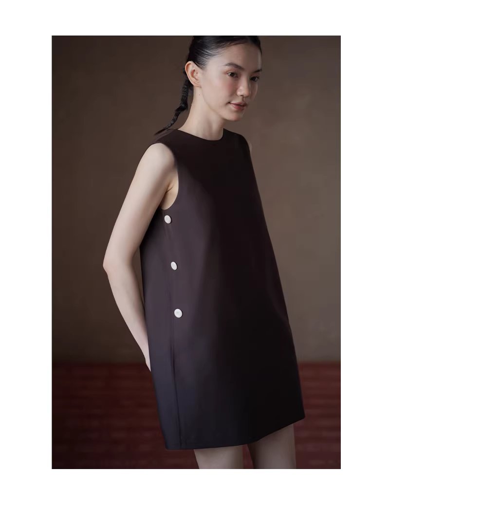 濃鬱撞色側縫琴扣設計短版疊穿圓領小個子背心洋裝,濃鬱撞色側縫琴扣設計短版疊穿圓領小個子背心洋裝,HBFS7010,濃鬱撞色側縫琴扣設計短版疊穿圓領小個子背心洋裝,舒適抗皺,適各身形