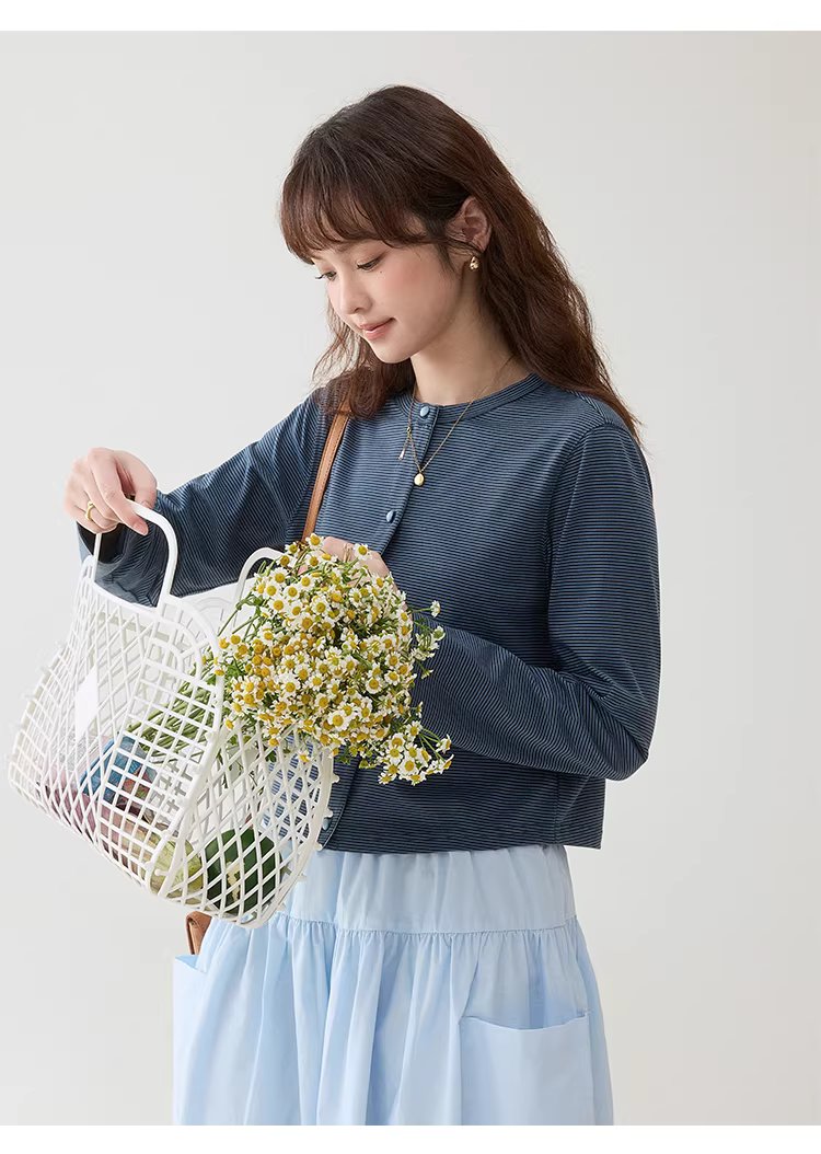 藏青條紋單排扣短款T恤女春季新款韓系長袖上衣,藏青條紋單排扣短款T恤女春季新款韓系長袖上衣,HBFS1029,藏青條紋單排扣短款T恤女春季新款韓系長袖上衣,圓領排扣,撞色橫紋