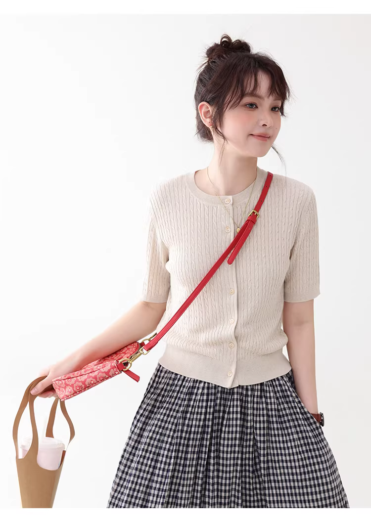 韓系純色扭花單排扣針織開襟衫女夏季新款溫柔短袖上衣,韓系純色扭花單排扣針織開襟衫女夏季新款溫柔短袖上衣,HBFS1085,韓系純色扭花單排扣針織開襟衫女夏季新款溫柔短袖上衣,圓領排扣,天絲亞麻