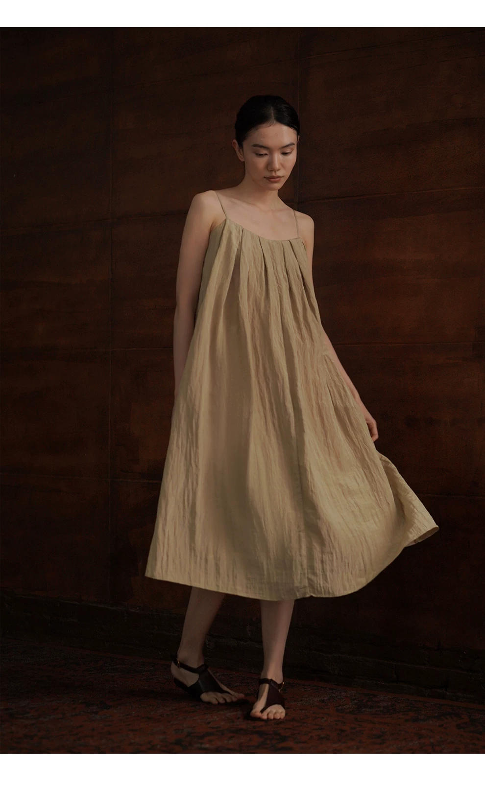 枯葉蝴蝶高訂壓皺工藝肌理感寬鬆A字顯瘦飄逸吊帶洋裝,枯葉蝴蝶高訂壓皺工藝肌理感寬鬆A字顯瘦飄逸吊帶洋裝,HBFS7046,枯葉蝴蝶高訂壓皺工藝肌理感寬鬆A字顯瘦飄逸吊帶洋裝,壓皺紋理,調節肩帶