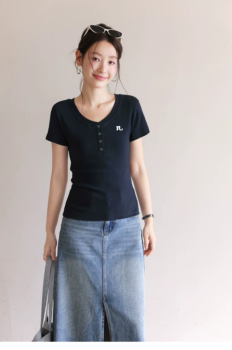 大尺碼亨利領短袖T恤女2026新款夏季穿搭胖mm顯瘦正肩上衣女,大尺碼亨利領短袖T恤女2026新款夏季穿搭胖mm顯瘦正肩上衣女,HBFS1180,大尺碼亨利領短袖T恤女2026新款夏季穿搭胖mm顯瘦正肩上衣女,半開排扣,字母刺繡