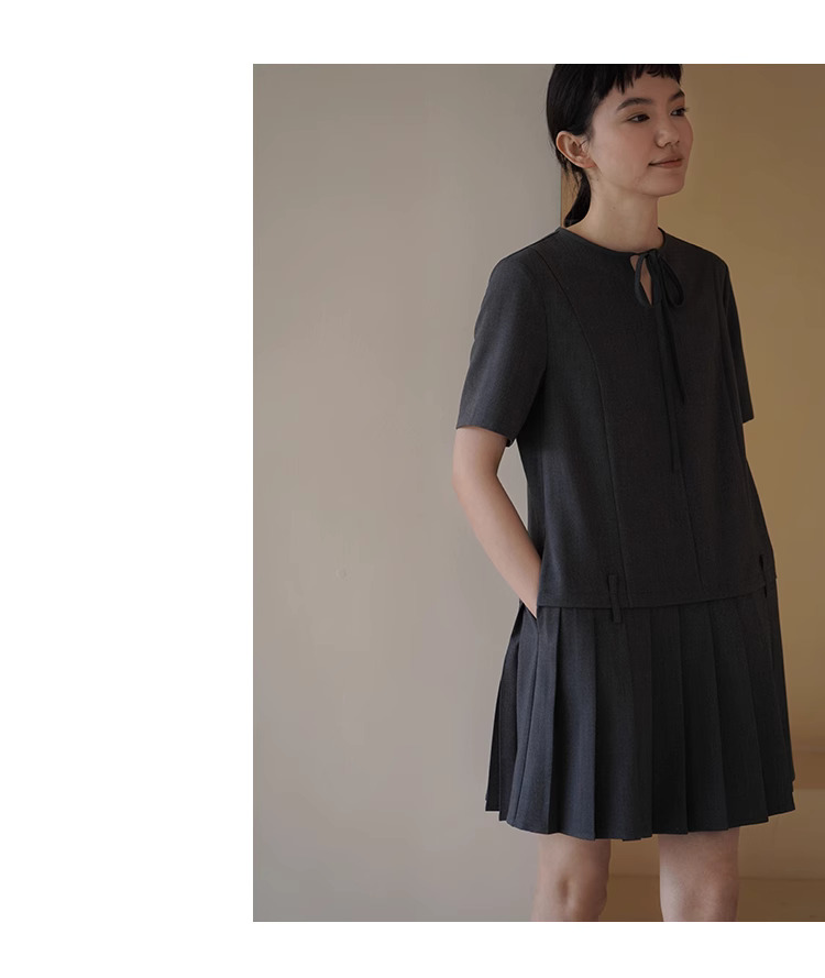 時髦優等生洋裝低腰拼接百褶裙擺寬鬆繫帶領顯瘦裙子,時髦優等生洋裝低腰拼接百褶裙擺寬鬆繫帶領顯瘦裙子,HBES7043,時髦優等生洋裝低腰拼接百褶裙擺寬鬆繫帶領顯瘦裙子,領口繫繩,百褶拼接