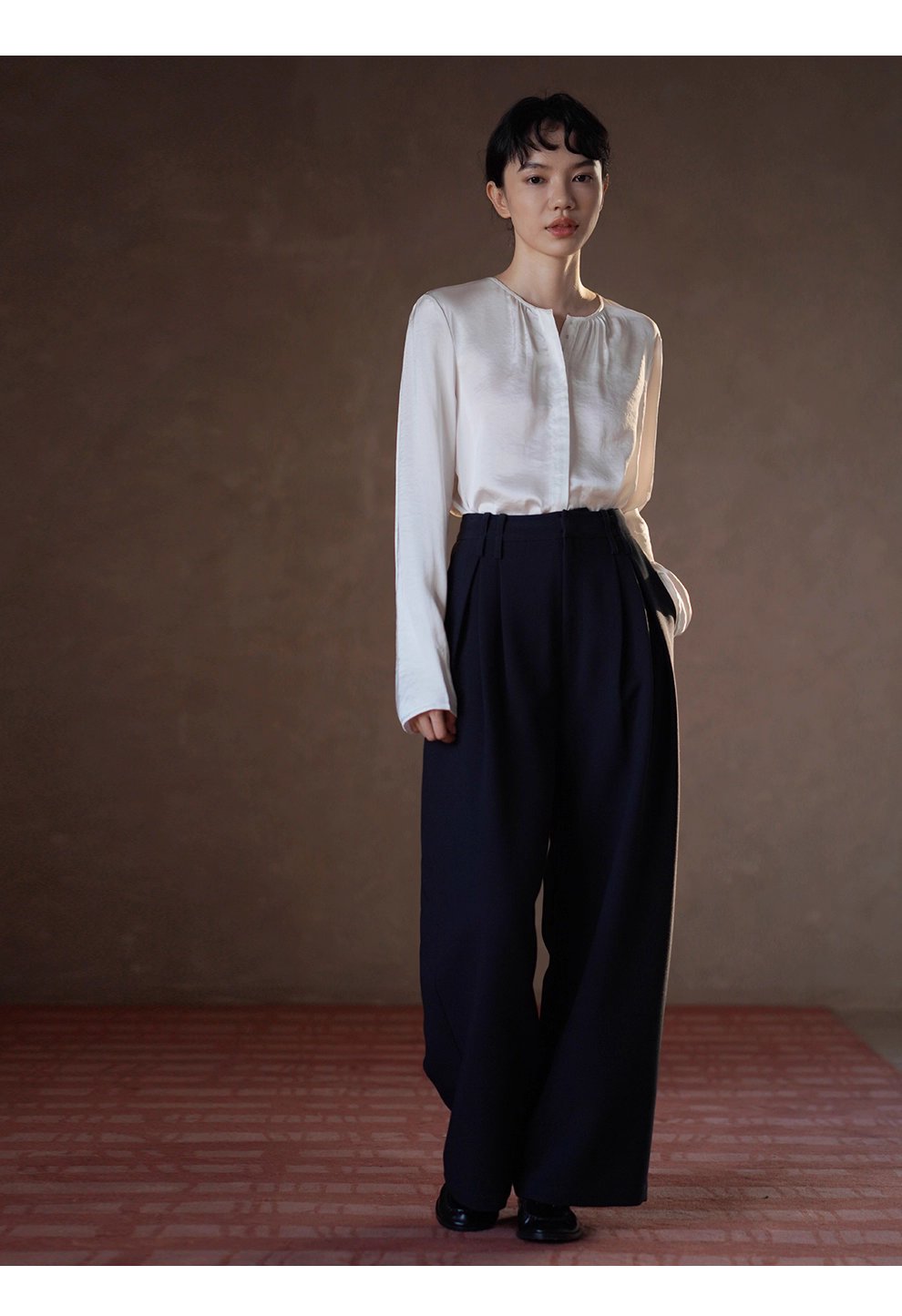 貴氣緞面質感光澤圓領褶皺寬鬆顯瘦通勤襯衫長袖上衣女