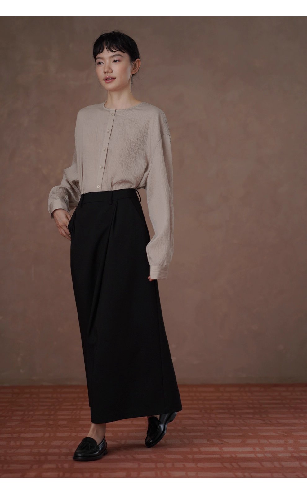 白櫻裊裊微亮光澤肌理感寬鬆顯瘦圓領通勤簡約長袖襯衫