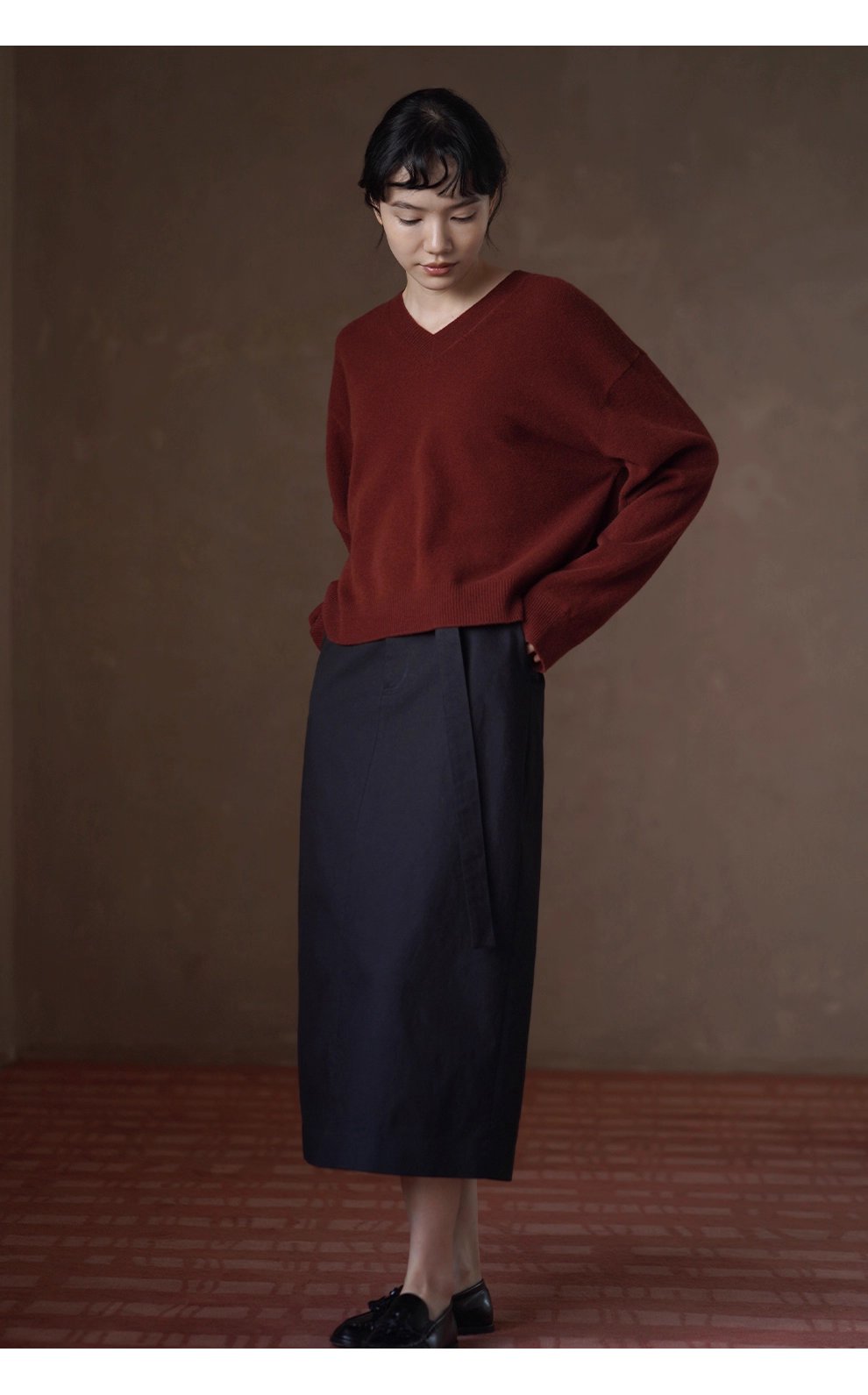 復古勃更第紅顯白柔軟山羊絨羊毛混紡顯瘦V領寬鬆毛衣女