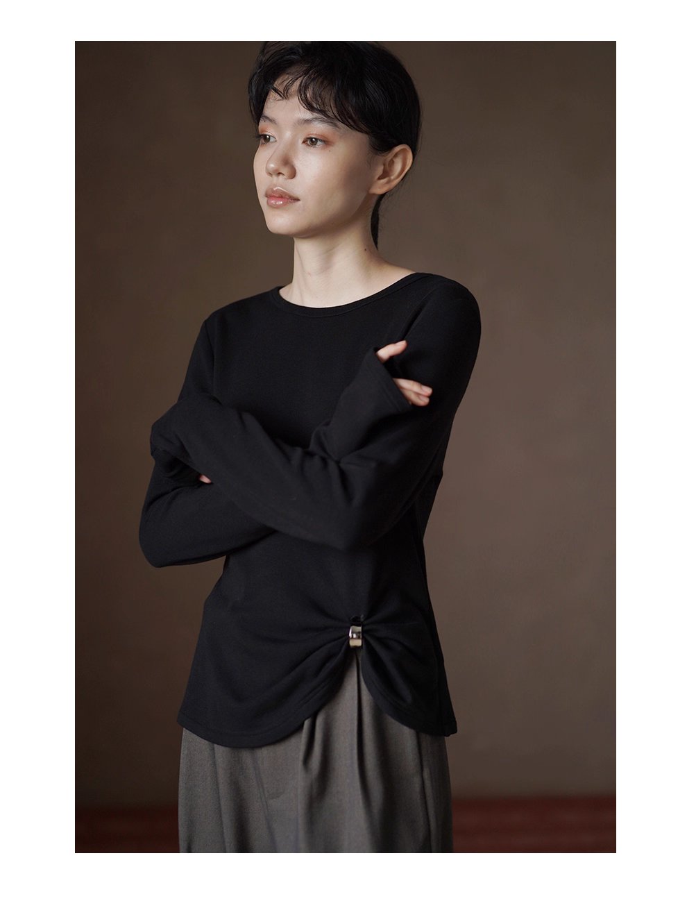 先鋒極簡感金屬扣蝴蝶結下擺圓領彈性基礎長袖內搭T恤女