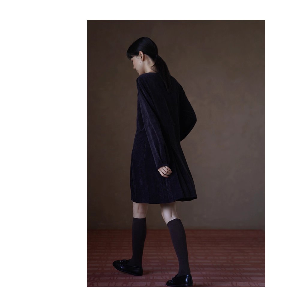 復古暖調絨面細密豎條燈芯絨寬鬆微A版型金扣顯瘦洋裝