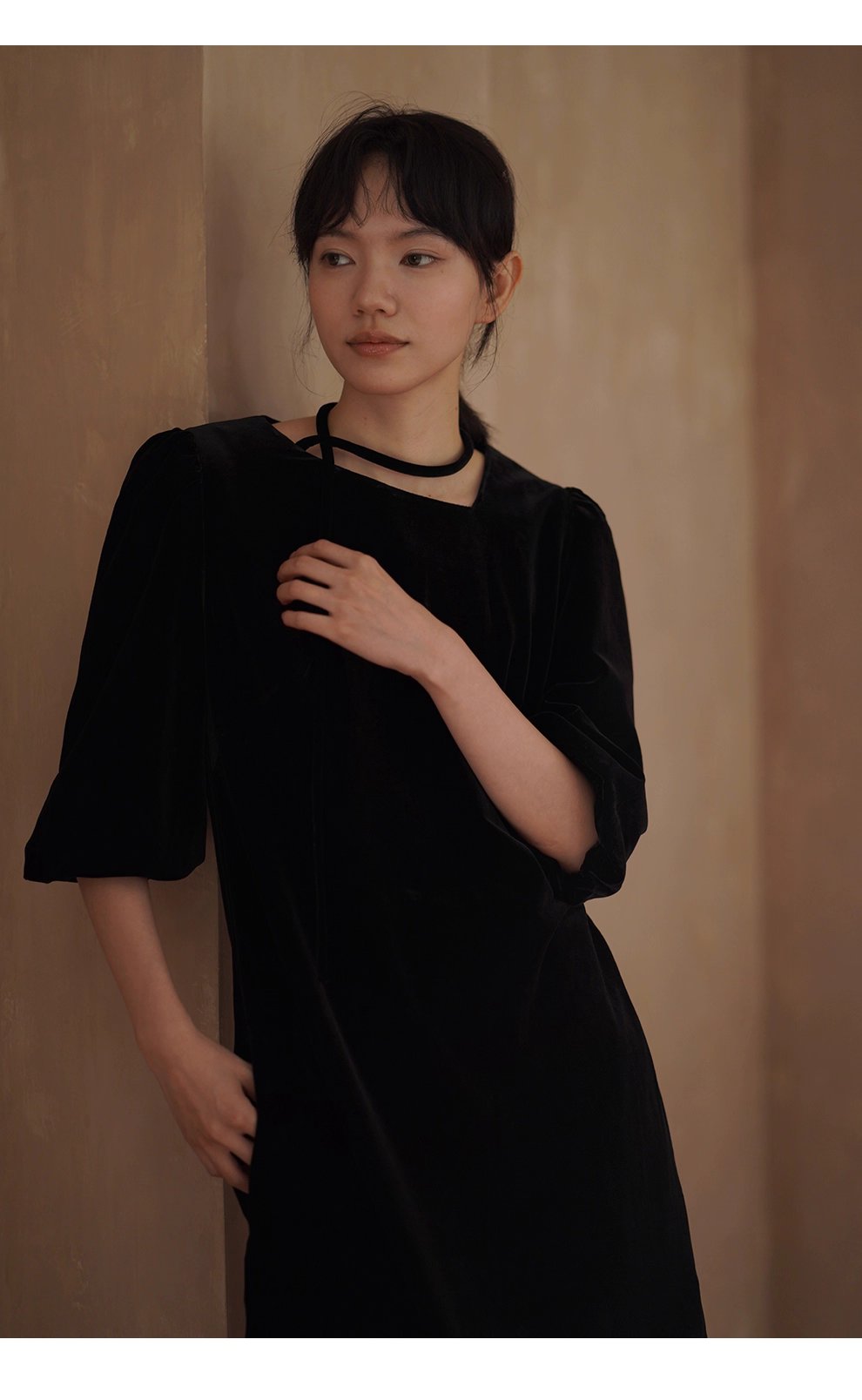 略施粉黛優雅宴會高克重品質絲絨繫帶不對稱領洋裝女