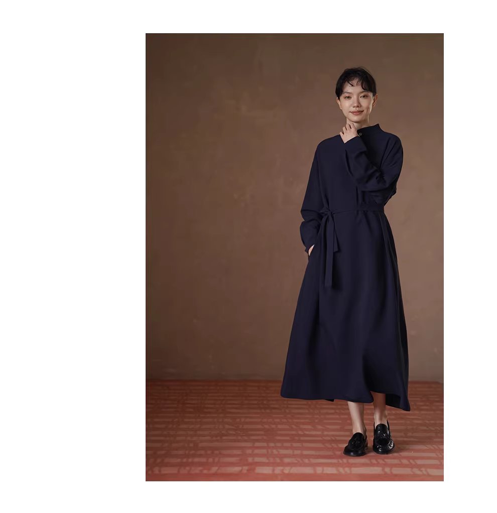 通勤氛圍垂順不易皺立領半開襟設計寬鬆直筒長洋裝,通勤氛圍垂順不易皺立領半開襟設計寬鬆直筒長洋裝,HBEW7058,通勤氛圍垂順不易皺立領半開襟設計寬鬆直筒長洋裝,立領單扣,腰間綁帶