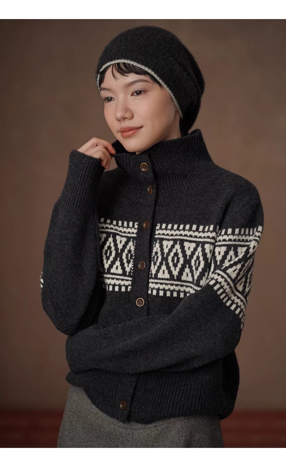 冬日經典撞色費爾島蓬鬆拉毛100羊毛立領寬鬆毛衣開襟衫女,冬日經典撞色費爾島蓬鬆拉毛100羊毛立領寬鬆毛衣開襟衫女,HBEW1161,冬日經典撞色費爾島蓬鬆拉毛100羊毛立領寬鬆毛衣開襟衫女,立領排扣,羊毛100%