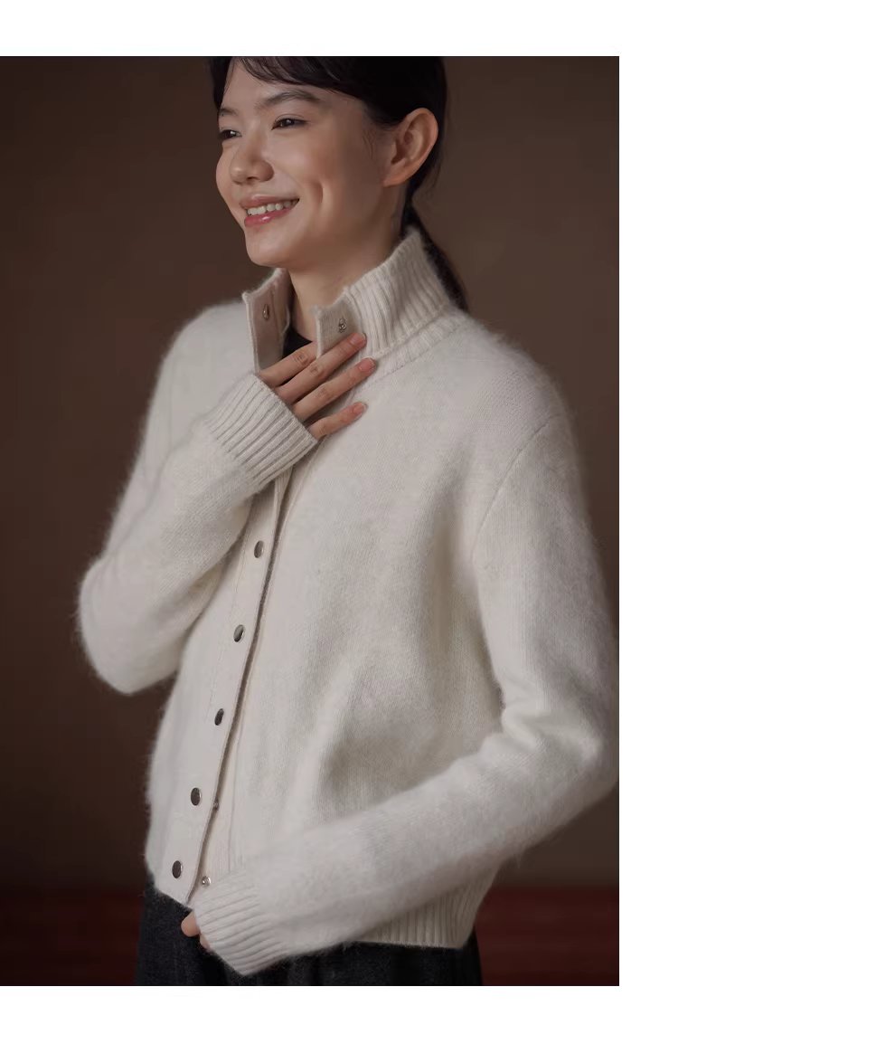 擁抱溫暖舒適輕盈蓬拉絨綿羊毛混紡立領保暖毛衣開襟衫女,擁抱溫暖舒適輕盈蓬拉絨綿羊毛混紡立領保暖毛衣開襟衫女,HBEW5110,擁抱溫暖舒適輕盈蓬拉絨綿羊毛混紡立領保暖毛衣開襟衫女,立領排扣,羊毛混紡