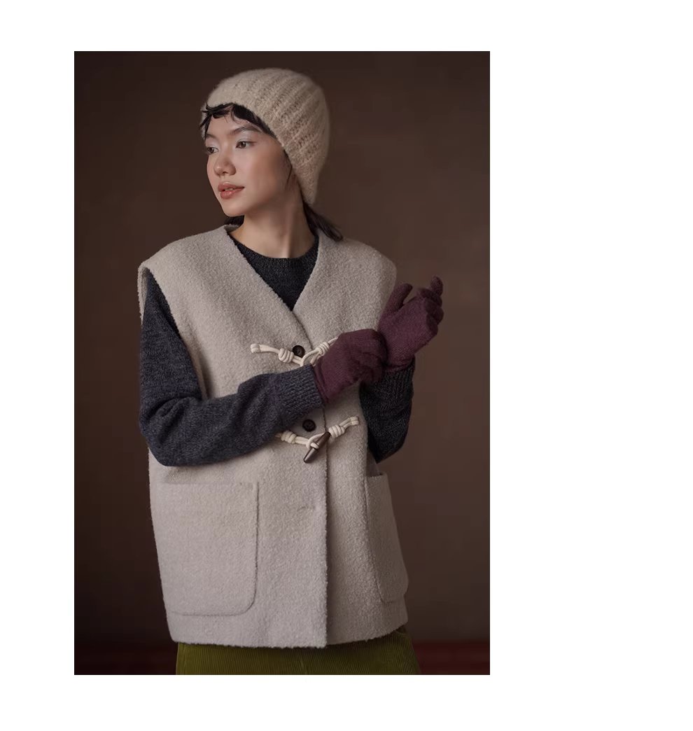 聖誕詩集高含量羊毛圈紗加厚絎棉牛角扣寬鬆V領馬甲女,聖誕詩集高含量羊毛圈紗加厚絎棉牛角扣寬鬆V領馬甲女,HBEW5118,聖誕詩集高含量羊毛圈紗加厚絎棉牛角扣寬鬆V領馬甲女,牛角排扣,羊毛混紡