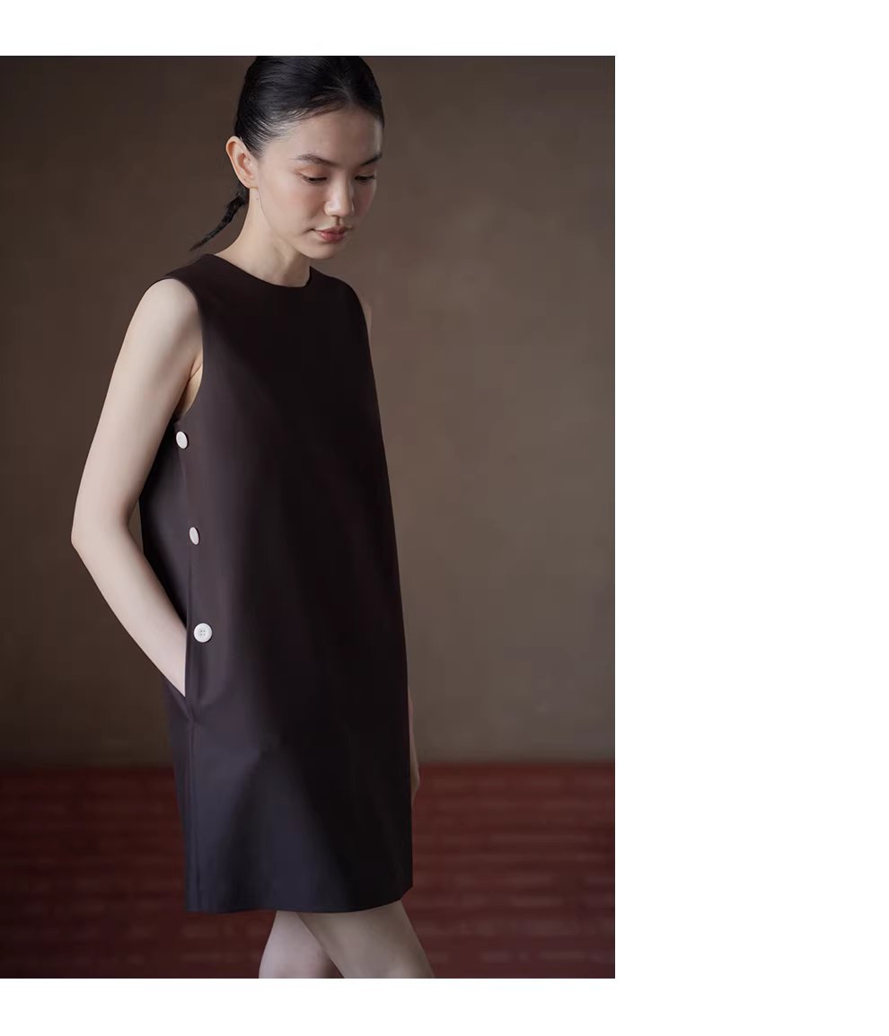 濃鬱撞色側縫琴扣設計短版疊穿圓領小個子背心洋裝,濃鬱撞色側縫琴扣設計短版疊穿圓領小個子背心洋裝,HBFS7010,濃鬱撞色側縫琴扣設計短版疊穿圓領小個子背心洋裝,舒適抗皺,適各身形