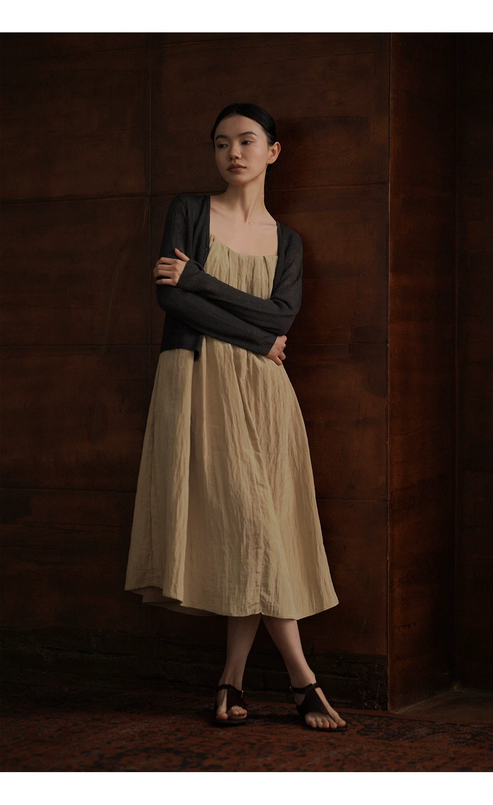 枯葉蝴蝶高訂壓皺工藝肌理感寬鬆A字顯瘦飄逸吊帶洋裝,枯葉蝴蝶高訂壓皺工藝肌理感寬鬆A字顯瘦飄逸吊帶洋裝,HBFS7046,枯葉蝴蝶高訂壓皺工藝肌理感寬鬆A字顯瘦飄逸吊帶洋裝,壓皺紋理,調節肩帶