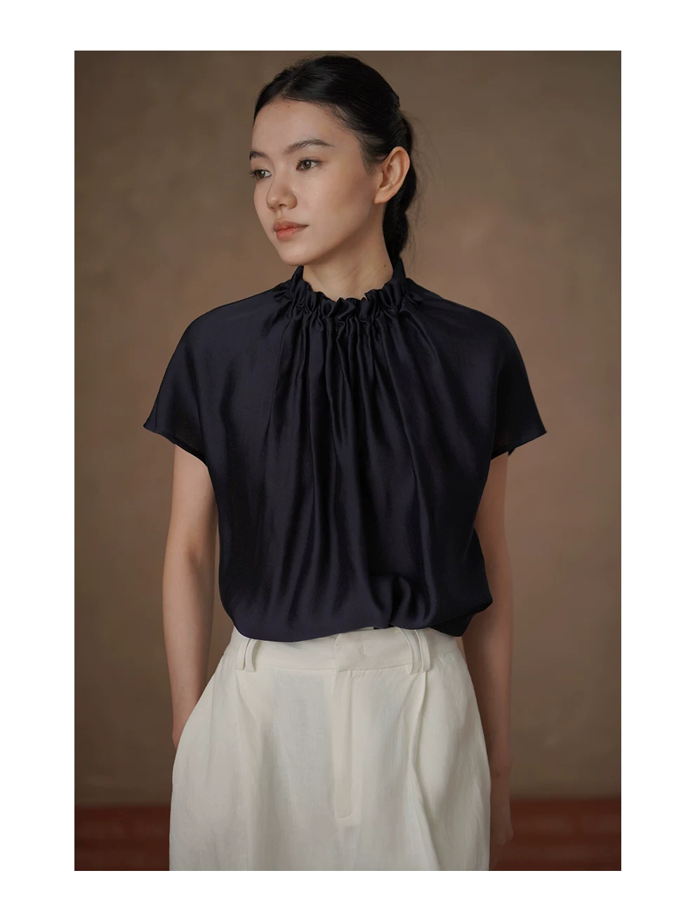 品質光澤緞感垂墜順滑捏褶花邊立領通勤顯瘦蝙蝠袖襯衫,品質光澤緞感垂墜順滑捏褶花邊立領通勤顯瘦蝙蝠袖襯衫,HBFS1102,品質光澤緞感垂墜順滑捏褶花邊立領通勤顯瘦蝙蝠袖襯衫,質感面料,木耳立領