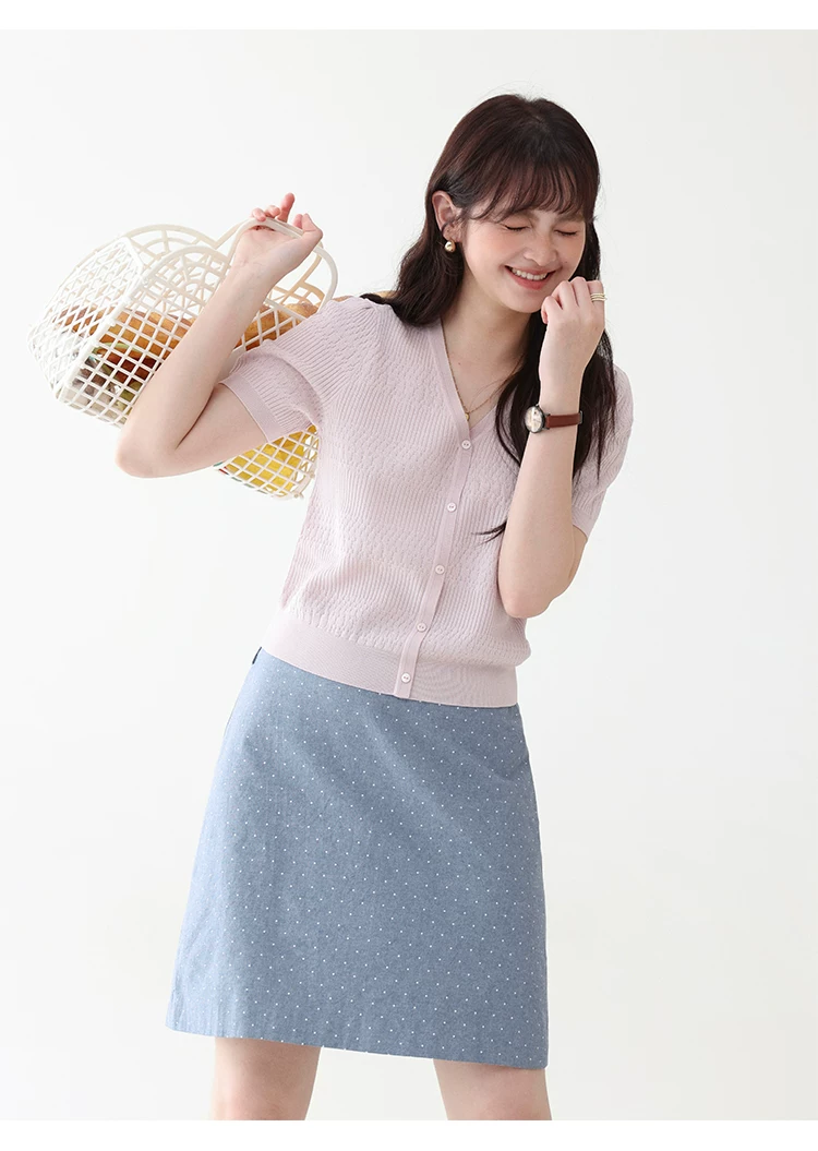 甜美純色v領單排扣針織衫女26夏季新款慵懶溫柔上衣,甜美純色v領單排扣針織衫女26夏季新款慵懶溫柔上衣,HBFS1113,甜美純色v領單排扣針織衫女26夏季新款慵懶溫柔上衣,V領排扣,薄款針織