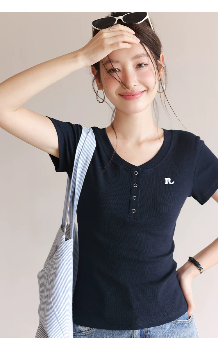 大尺碼亨利領短袖T恤女2026新款夏季穿搭胖mm顯瘦正肩上衣女,大尺碼亨利領短袖T恤女2026新款夏季穿搭胖mm顯瘦正肩上衣女,HBFS1180,大尺碼亨利領短袖T恤女2026新款夏季穿搭胖mm顯瘦正肩上衣女,半開排扣,字母刺繡