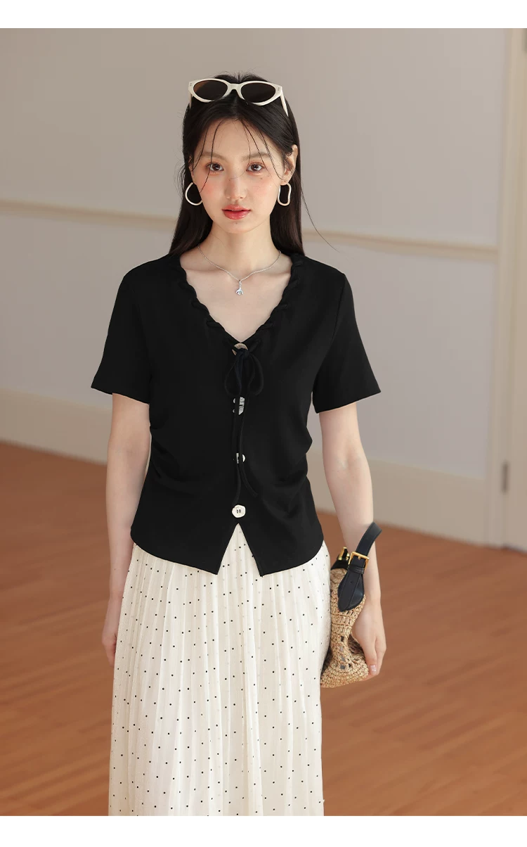 微胖大尺碼正肩黑色短袖T恤女2026新款夏季設計感繫帶v領上衣,微胖大尺碼正肩黑色短袖T恤女2026新款夏季設計感繫帶v領上衣,HBFS1200,微胖大尺碼正肩黑色短袖T恤女2026新款夏季設計感繫帶v領上衣,V領繫繩,修身顯瘦