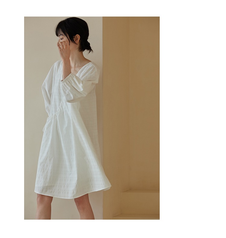 肌理感少女減齡連身裙寬鬆V領圍裹式顯瘦白色洋裝