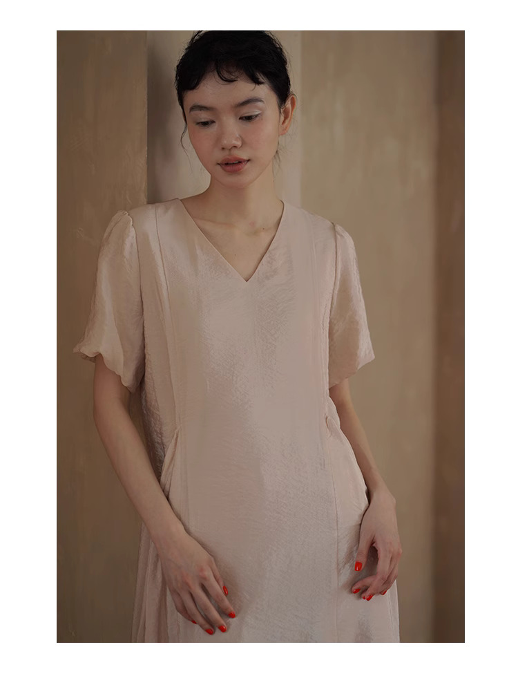 隨行柔光板細膩溫柔光澤感洋裝顯瘦V領寬鬆遮肉裙女