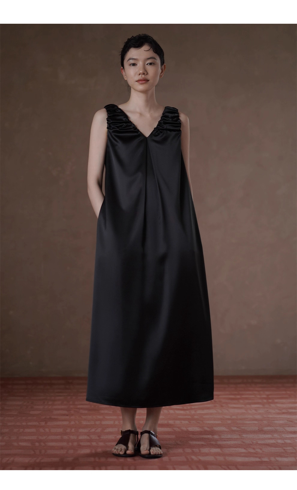 貴氣質感緞面簡約法式V領洋裝手工扭褶肩帶寬鬆背心裙