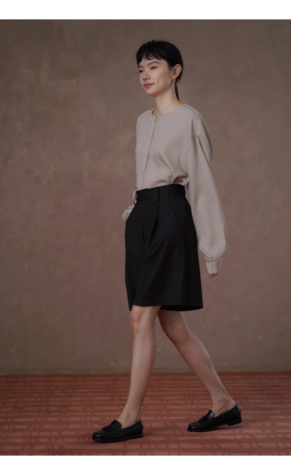 白櫻裊裊微亮光澤肌理感寬鬆顯瘦圓領通勤簡約長袖襯衫