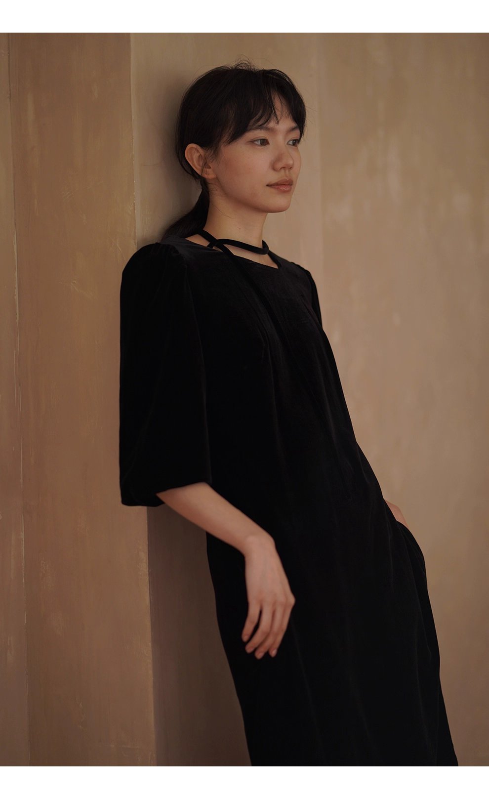 略施粉黛優雅宴會高克重品質絲絨繫帶不對稱領洋裝女