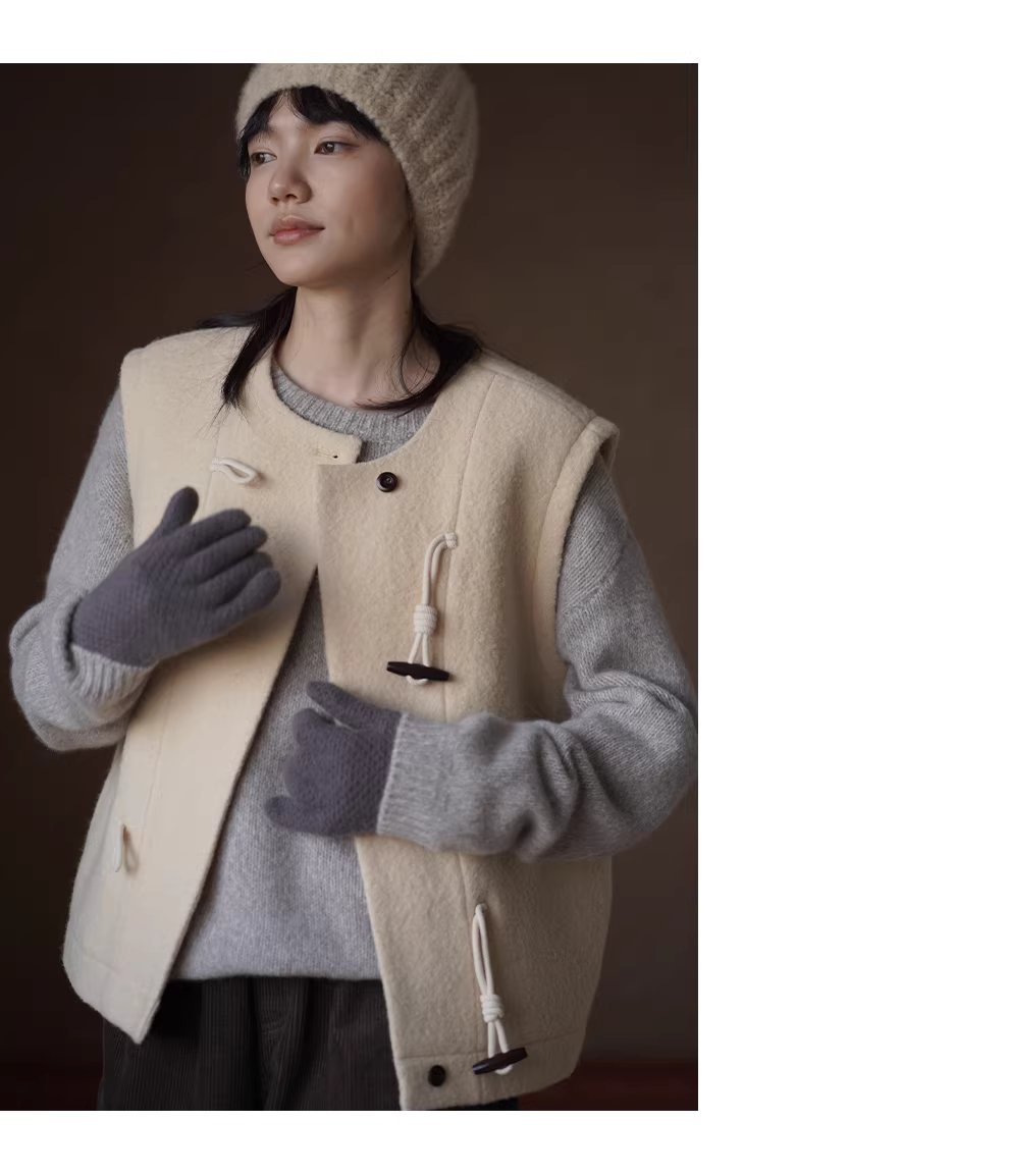 100綿羊毛顆粒肌理感牛角扣馬甲休閒寬鬆疊穿絎棉呢外套,100綿羊毛顆粒肌理感牛角扣馬甲休閒寬鬆疊穿絎棉呢外套,HBEW5100,100綿羊毛顆粒肌理感牛角扣馬甲休閒寬鬆疊穿絎棉呢外套,牛角排扣,羊毛100%