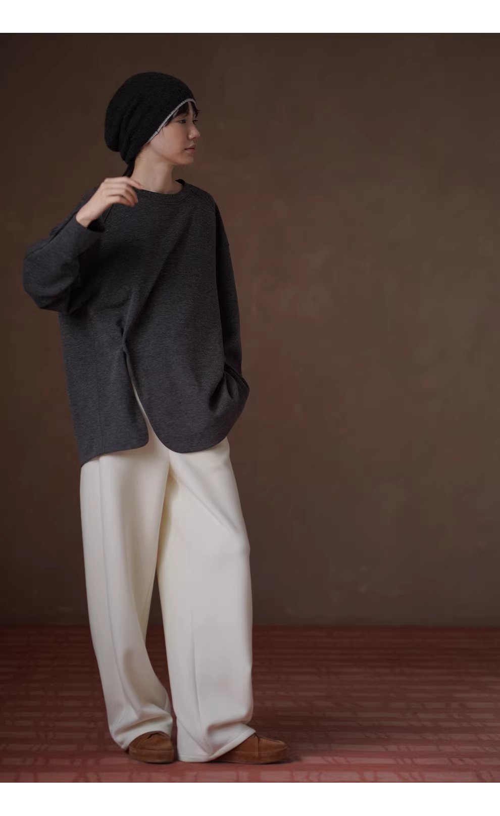 慵懶寬鬆毛感柔軟垂順薄呢圓領弧形下擺紐扣設計顯瘦T恤,慵懶寬鬆毛感柔軟垂順薄呢圓領弧形下擺紐扣設計顯瘦T恤,HBEW1141,慵懶寬鬆毛感柔軟垂順薄呢圓領弧形下擺紐扣設計顯瘦T恤,簡單有型,毛呢面料