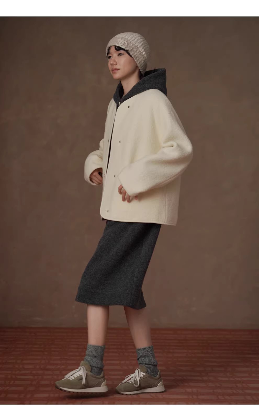 雪霜奶皮子100綿羊毛寬鬆V領保暖絎棉加厚羊羔毛外套女,雪霜奶皮子100綿羊毛寬鬆V領保暖絎棉加厚羊羔毛外套女,HBEW5113,雪霜奶皮子100綿羊毛寬鬆V領保暖絎棉加厚羊羔毛外套女,俐落剪裁,羊毛100%