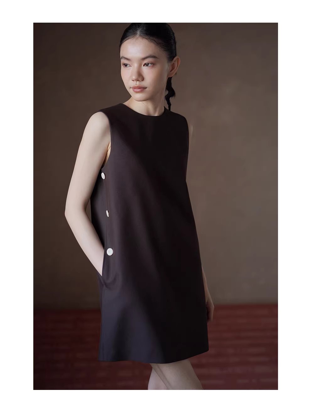 濃鬱撞色側縫琴扣設計短版疊穿圓領小個子背心洋裝,濃鬱撞色側縫琴扣設計短版疊穿圓領小個子背心洋裝,HBFS7010,濃鬱撞色側縫琴扣設計短版疊穿圓領小個子背心洋裝,舒適抗皺,適各身形