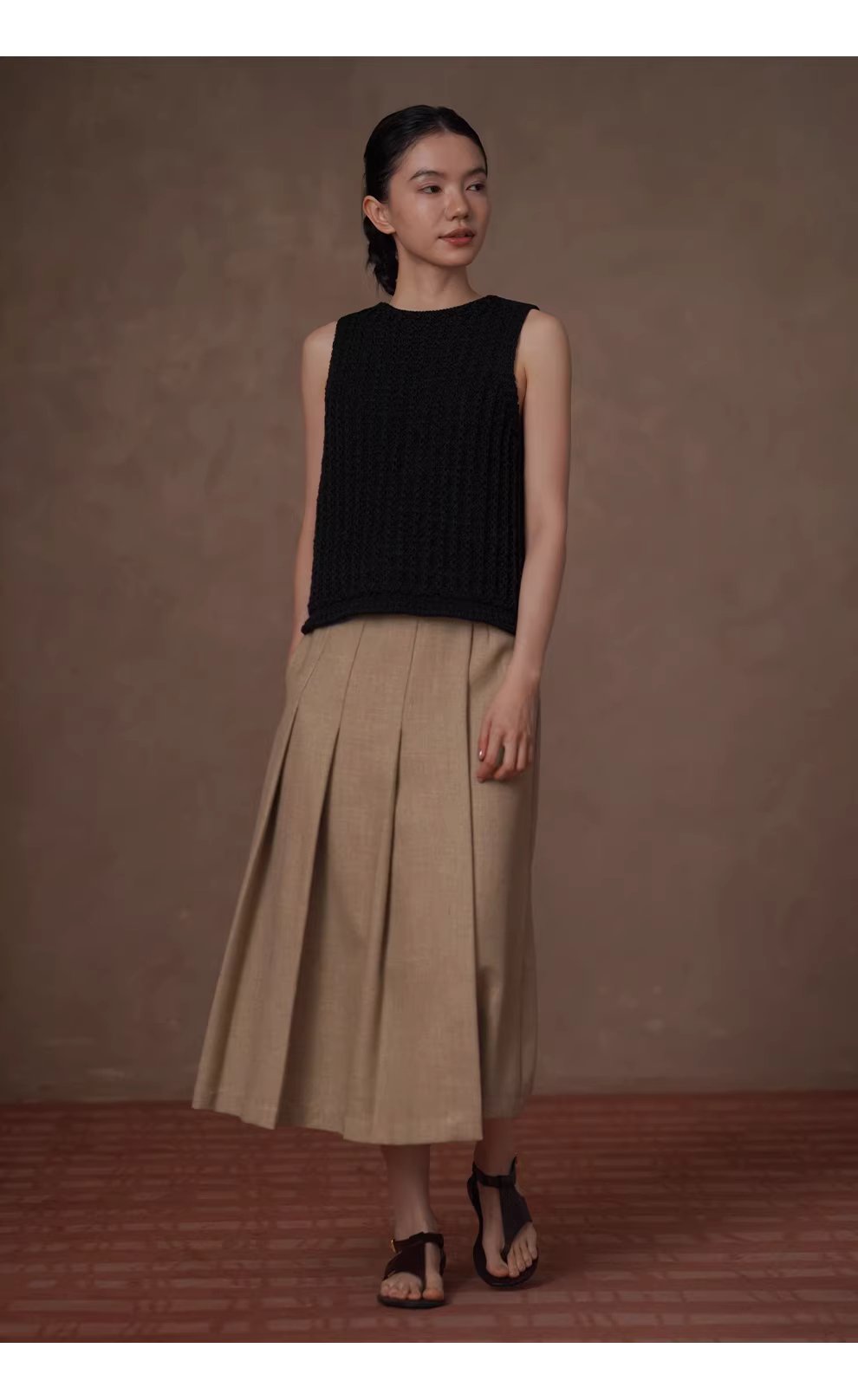 哥德肌理重工垂直絞花針織工藝半高領顯瘦無袖針織背心,哥德肌理重工垂直絞花針織工藝半高領顯瘦無袖針織背心,HBFS1045,哥德肌理重工垂直絞花針織工藝半高領顯瘦無袖針織背心,版型舒適,立體紋理