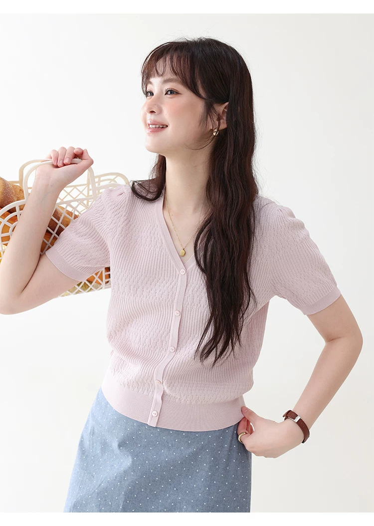 甜美純色v領單排扣針織衫女26夏季新款慵懶溫柔上衣,甜美純色v領單排扣針織衫女26夏季新款慵懶溫柔上衣,HBFS1113,甜美純色v領單排扣針織衫女26夏季新款慵懶溫柔上衣,V領排扣,薄款針織