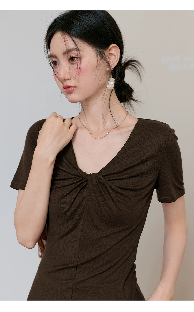 大尺碼正肩短袖氣質巨好看咖色T恤女2026新款夏裝扭結V領上衣,大尺碼正肩短袖氣質巨好看咖色T恤女2026新款夏裝扭結V領上衣,HBFS1177,大尺碼正肩短袖氣質巨好看咖色T恤女2026新款夏裝扭結V領上衣,扭結V領,修身版型