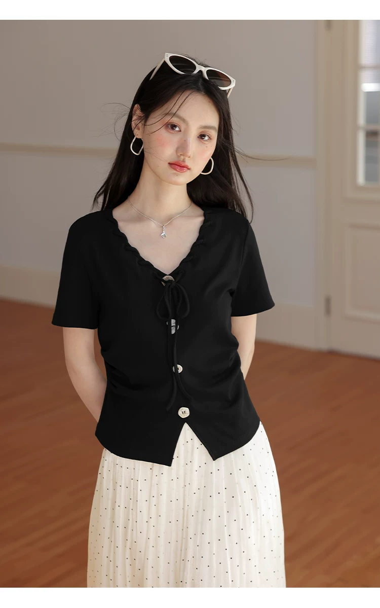 微胖大尺碼正肩黑色短袖T恤女2026新款夏季設計感繫帶v領上衣,微胖大尺碼正肩黑色短袖T恤女2026新款夏季設計感繫帶v領上衣,HBFS1200,微胖大尺碼正肩黑色短袖T恤女2026新款夏季設計感繫帶v領上衣,V領繫繩,修身顯瘦